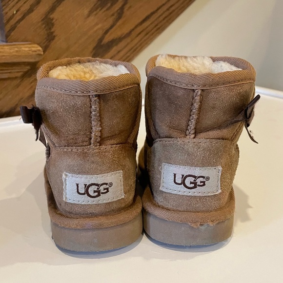Toddler size 7 Ugg boots - Picture 1 of 3